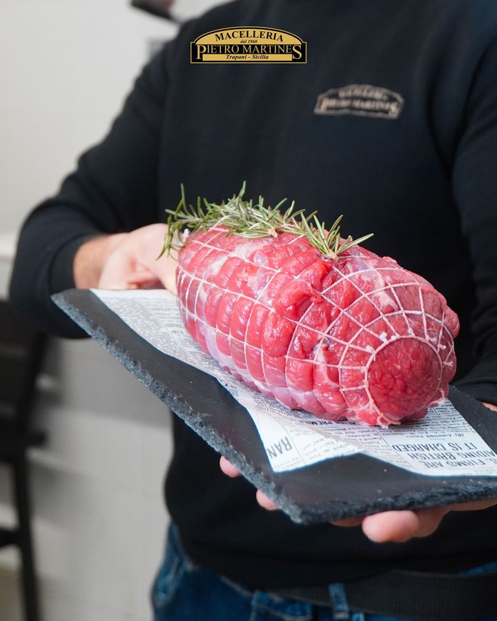 Taglio di carne intero in rete con rosmarino tenero, saporito